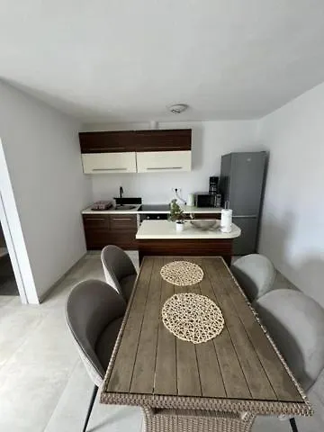 Apartments Casa Tea Close To The Queen Beach- By Ta Leut Agency بريفلاكا