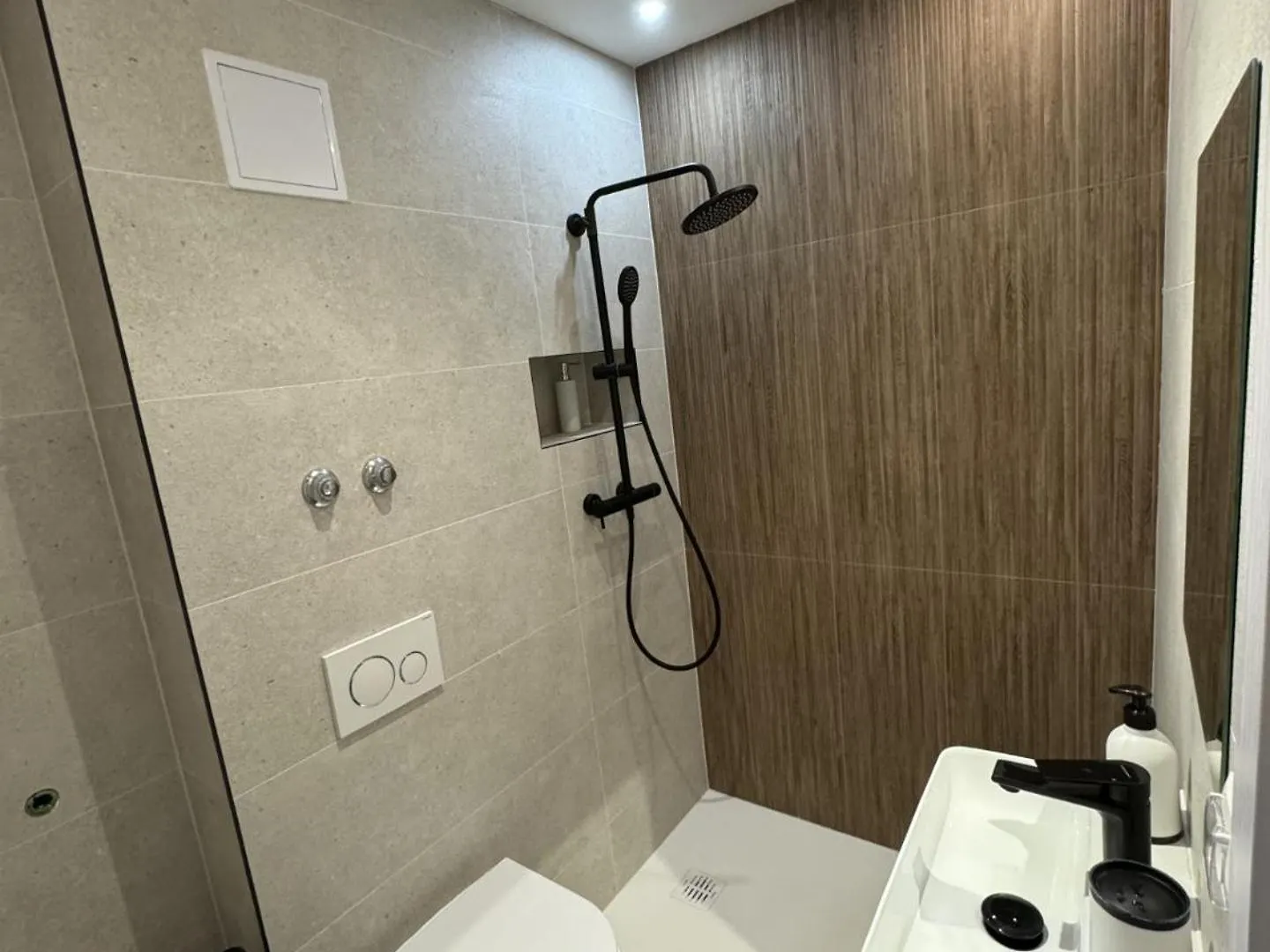 Apartments Casa Tea Close To The Queen Beach- By Ta Leut Agency بريفلاكا